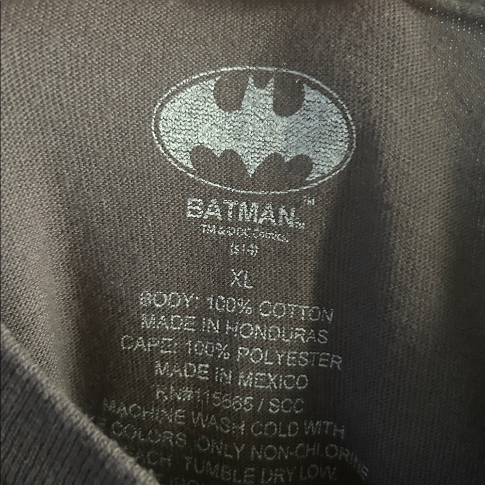 BATMAN Tshirt with Cape Mens XL - Picture 4 of 7